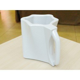 Elegante taza torcida modelo 3d